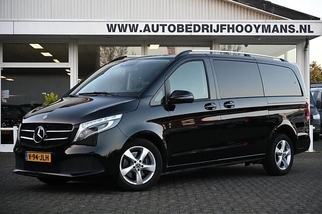 Zwart (metallic) Gebruikt 2023 Mercedes V250 MPV | € 57.950 (Duur) - Afbeelding 1/4