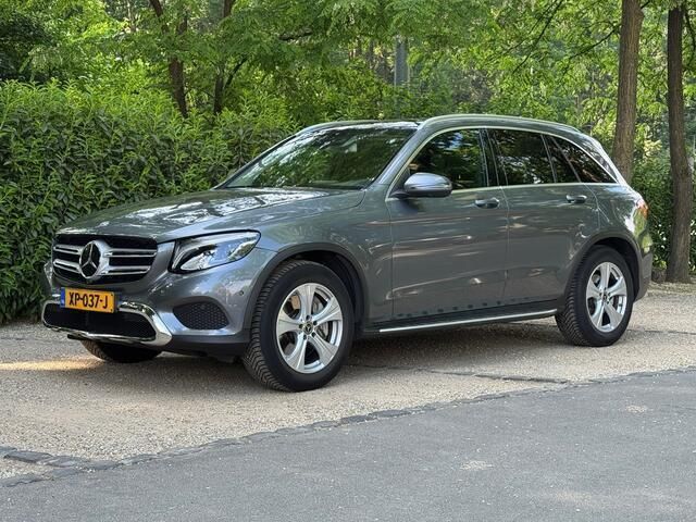 Grijs, metallic lak Gebruikt 2018 Mercedes GLC250 Premium SUV | € 37.450 (Iets duurder) - Afbeelding 1/4
