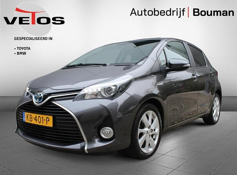 Grijs (metallic) Gebruikt 2015 Toyota Yaris Hybrid Hatchback | € 11.450 (Eerlijke prijs) - Afbeelding 1/3