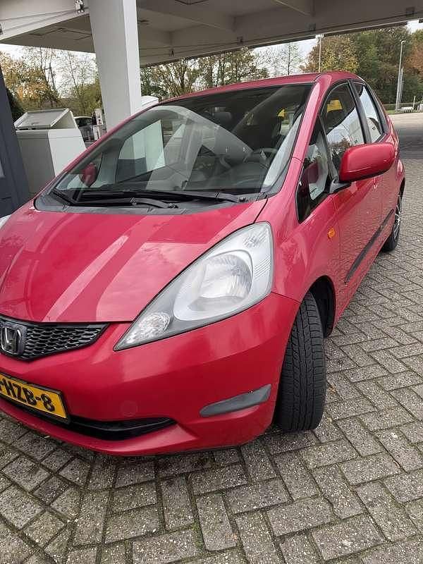 Rood Occasion 2009 Honda Jazz Hatchback | € 2.750 (Eerlijke prijs) - Afbeelding 1/4