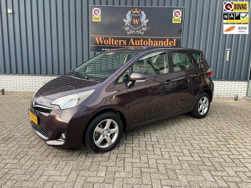 Paars Occasion 2013 Toyota Verso-S MPV | € 9.950 (Eerlijke prijs) - Afbeelding 1/4