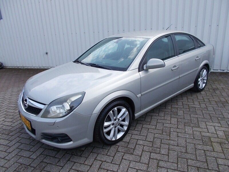 Grijs Gebruikt 2009 Opel Vectra Executive Hatchback | € 4.250 (Iets duurder) - Afbeelding 1/4