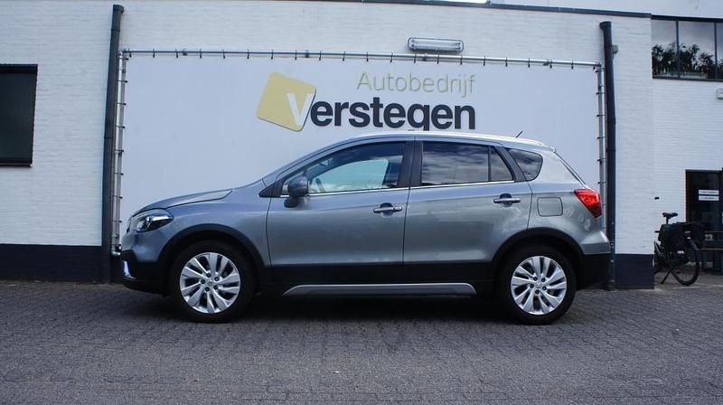 Grijs Gebruikt 2019 Suzuki SX4 S-Cross SUV | € 17.450 (Eerlijke prijs) - Afbeelding 1/4