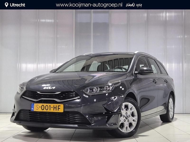 Grijs Gebruikt 2023 Kia Ceed Stationwagen | € 20.900 (Eerlijke prijs) - Afbeelding 1/4