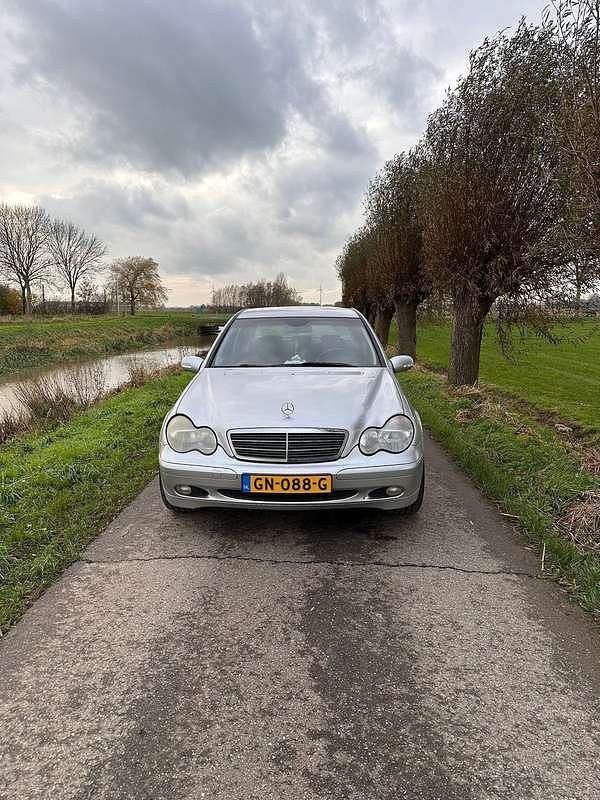 Grijs Gebruikt 2004 Mercedes C180 Elegance Sedan | € 2.500 (Eerlijke prijs) - Afbeelding 1/4