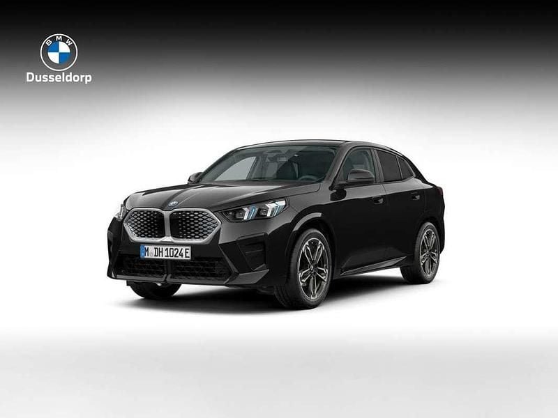 Zwart, metallic lak Nieuw 2025 BMW iX2 M Sport SUV | € 57.552 (Super prijs) - Afbeelding 1/4