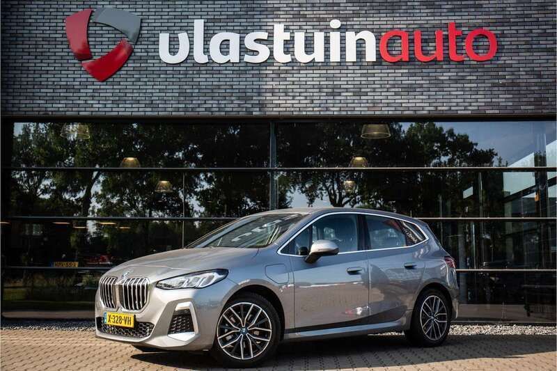 Grijs Gebruikt 2023 BMW 225 Active Tourer M Sport MPV | € 37.950 - Afbeelding 1/4