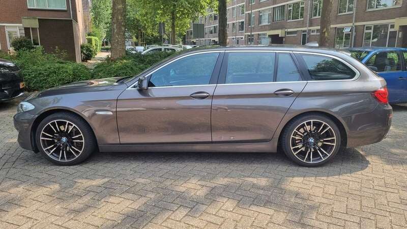 Bruin Gebruikt 2013 BMW 528 Executive Stationwagen | € 8.000 - Afbeelding 1/4