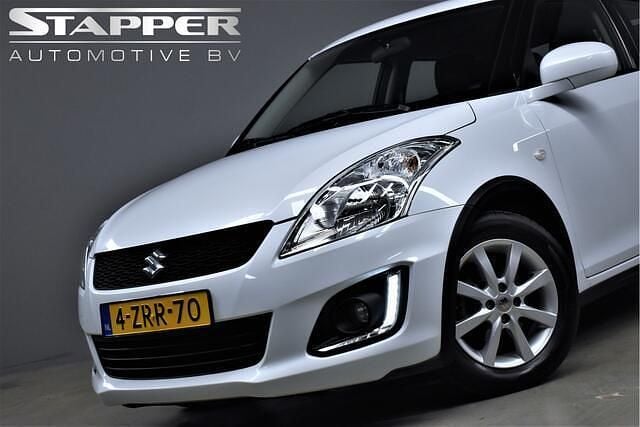 Wit Occasion 2015 Suzuki Swift Hatchback | € 9.895 (Eerlijke prijs) - Afbeelding 1/4