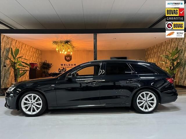 Zwart (metallic) Gebruikt 2023 Audi A4 S-Line Stationwagen | € 32.990 (Super prijs) - Afbeelding 1/4