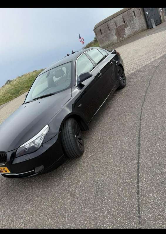 Zwart Gebruikt 2009 BMW 520 Sedan | € 6.300 (Iets duurder) - Afbeelding 1/4