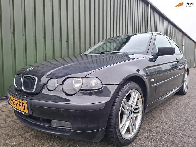 Zwart Occasion 2004 BMW 318 Executive Hatchback | € 2.050 (Eerlijke prijs) - Afbeelding 1/4