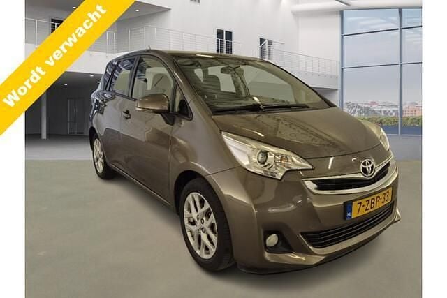 Bruin Gebruikt 2014 Toyota Verso-S Trend MPV | € 13.499 (Eerlijke prijs) - Afbeelding 1/2