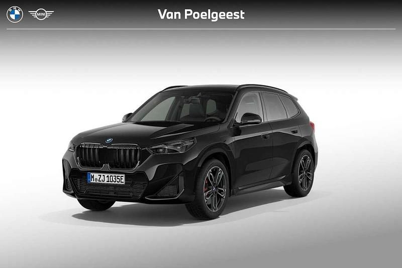 Saphirschwarz metallic (475) (zwart metallic) Nieuw 2025 BMW X1 Comfort Edition SUV | € 66.847 (Goede deal) - Afbeelding 1/3