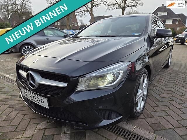 Zwart (metallic) Occasion 2015 Mercedes CLA180 Ambition Sedan | € 14.999 (Eerlijke prijs) - Afbeelding 1/4
