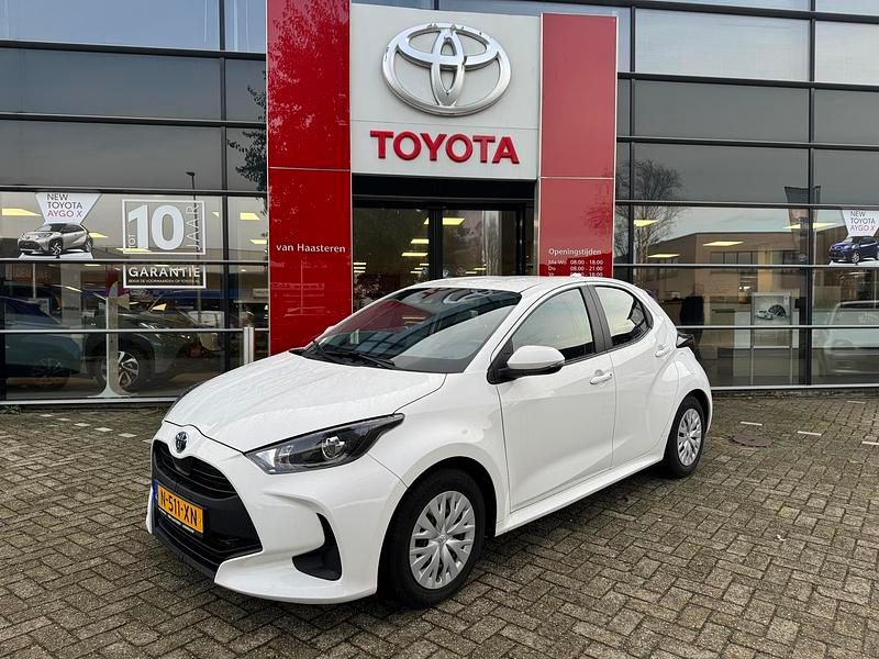 Wit Gebruikt 2022 Toyota Yaris Hybrid Active Hatchback | € 20.500 (Goede deal) - Afbeelding 1/4