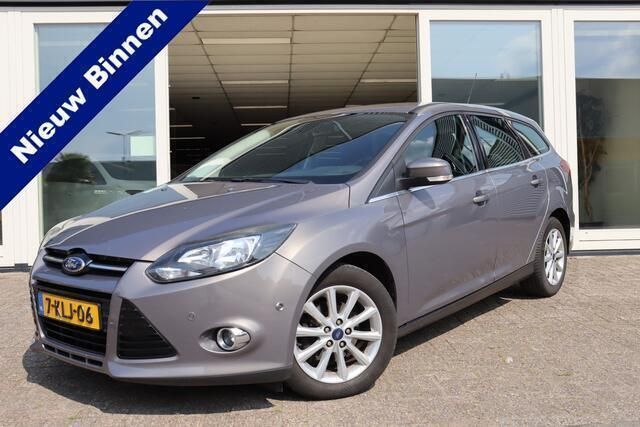 Grijs, metallic lak Gebruikt 2013 Ford Focus Titanium Stationwagen | € 5.500 (Goede deal) - Afbeelding 1/4