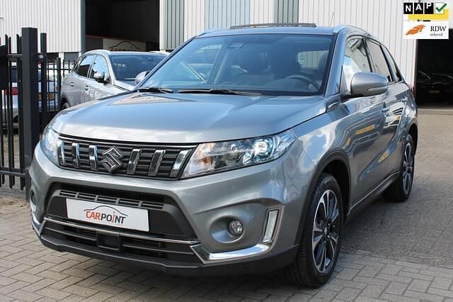 Grijs Gebruikt 2020 Suzuki Vitara SUV | € 20.995 (Eerlijke prijs) - Afbeelding 1/4