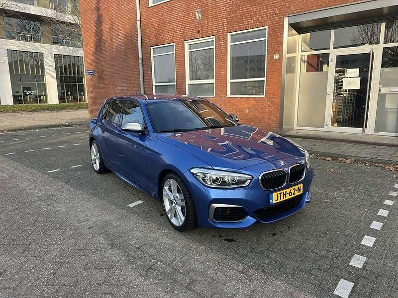 Blauw Occasion 2016 BMW M135 Hatchback | € 25.899 (Eerlijke prijs) - Afbeelding 1/4