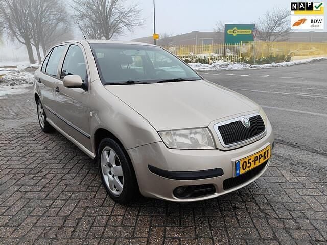 Beige (metallic) Occasion 2004 Skoda Fabia Elegance Hatchback | € 1.750 (Eerlijke prijs) - Afbeelding 1/4