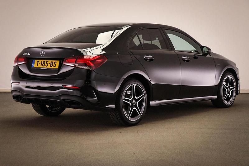 Occasion Mercedes A250 Premium Plus 2021 Zwart Hatchback
