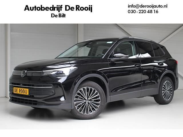 Zwart Gebruikt 2024 VW Tiguan Life SUV | € 41.500 - Afbeelding 1/4