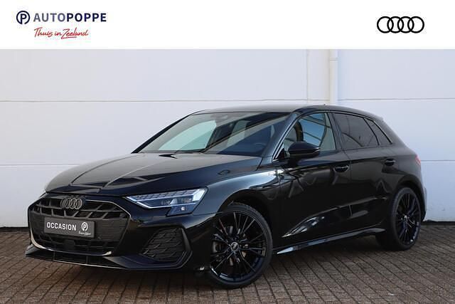 Zwart (metallic) Gebruikt 2025 Audi A3 Sportback Basis Hatchback | € 36.950 (Iets duurder) - Afbeelding 1/4
