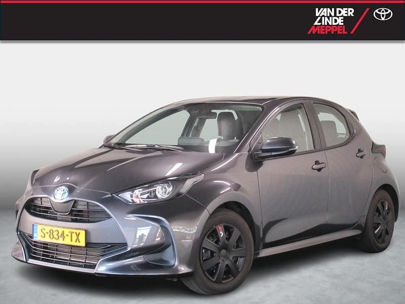 Grijs Gebruikt 2023 Toyota Yaris Active Hatchback | € 22.450 (Eerlijke prijs) - Afbeelding 1/4