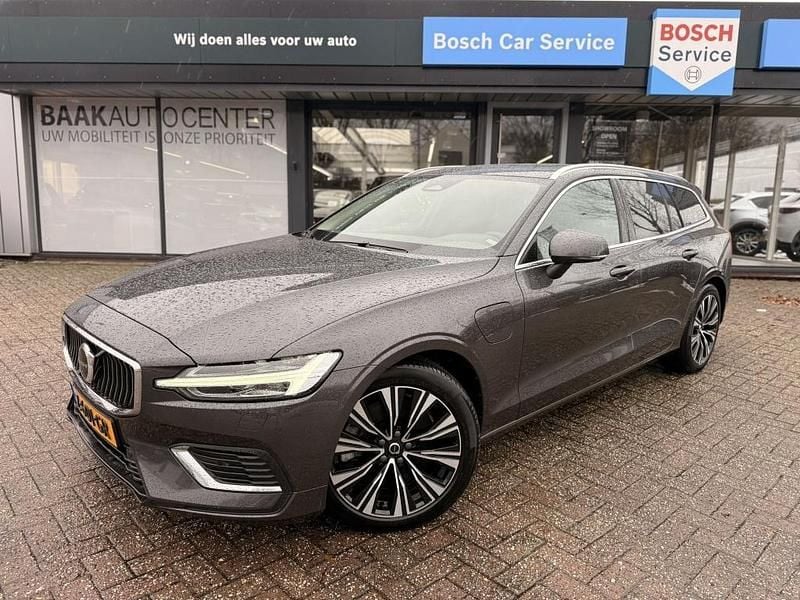 Grijs (metallic) Occasion 2024 Volvo V60 Plus Stationwagen | € 39.950 (Super prijs) - Afbeelding 1/4