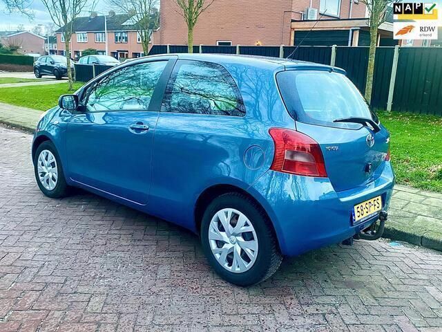 Grijs Gebruikt 2006 Toyota Yaris Sol Hatchback | € 2.899 (Eerlijke prijs) - Afbeelding 1/4