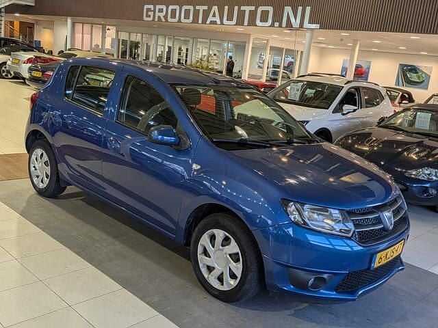 Blauw Occasion 2013 Dacia Sandero Lauréate Hatchback | € 5.944 (Eerlijke prijs) - Afbeelding 1/4