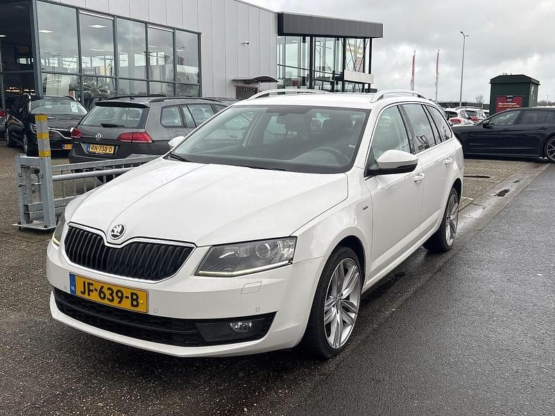 Wit Gebruikt 2016 Skoda Octavia Joy Stationwagen | € 6.444 (Goede deal) - Afbeelding 1/4