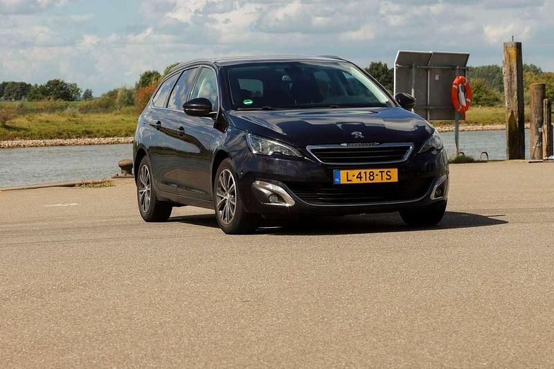 Blauw Gebruikt 2016 Peugeot 308 Allure Stationwagen | € 8.000 (Iets duurder) - Afbeelding 1/4