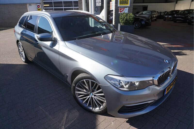 Grijs Gebruikt 2018 BMW 530 Executive Stationwagen | € 27.285 (Eerlijke prijs) - Afbeelding 1/4