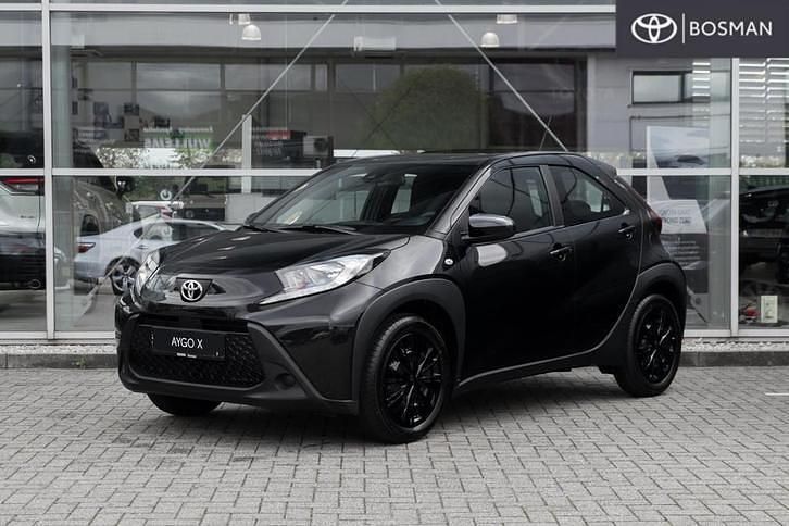 Zwart Nieuw 2025 Toyota Aygo X Play SUV | € 21.845 - Afbeelding 1/4