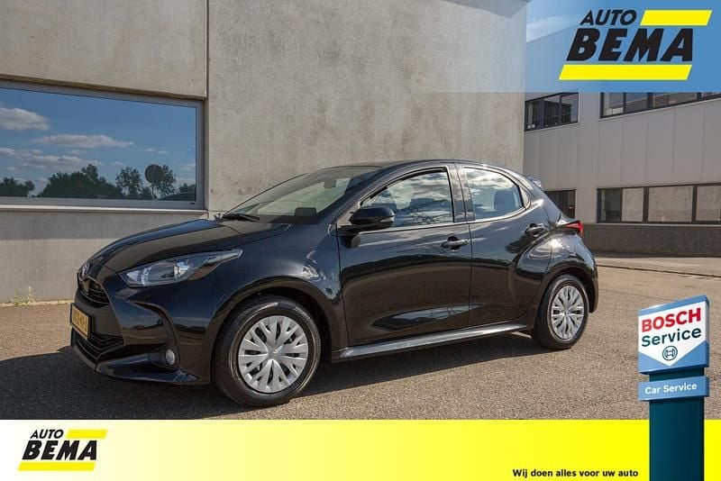 Zwart Gebruikt 2023 Toyota Yaris Hybrid Business Edition Hatchback | € 19.650 (Super prijs) - Afbeelding 1/4