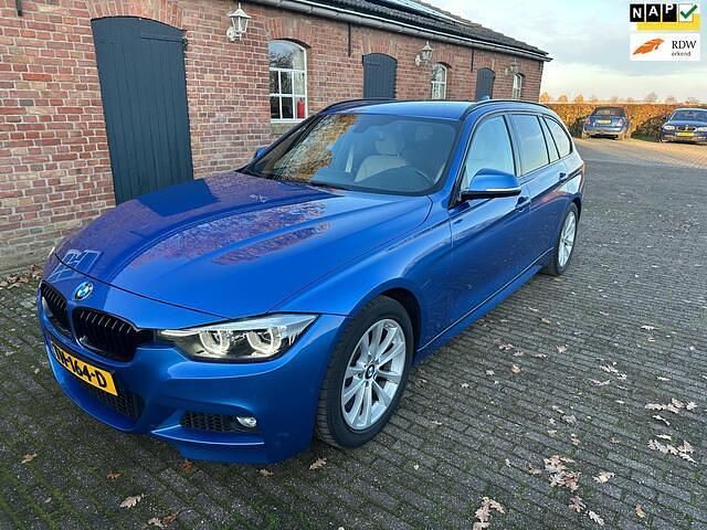 Blauw Gebruikt 2018 BMW 318 M Sport Stationwagen | € 13.900 (Iets duurder) - Afbeelding 1/4