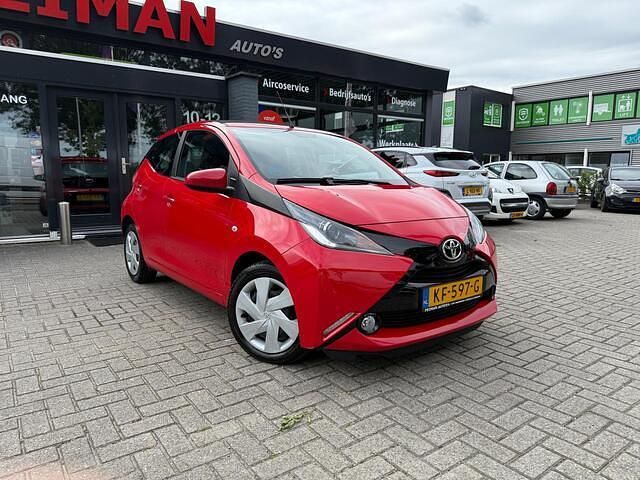 Occasion Toyota Aygo X-wave 69 PK (50 kW) 2016 Rood Hatchback