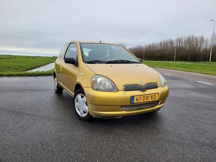 Goud Gebruikt 1999 Toyota Yaris Terra Hatchback | € 950 (Eerlijke prijs) - Afbeelding 1/4