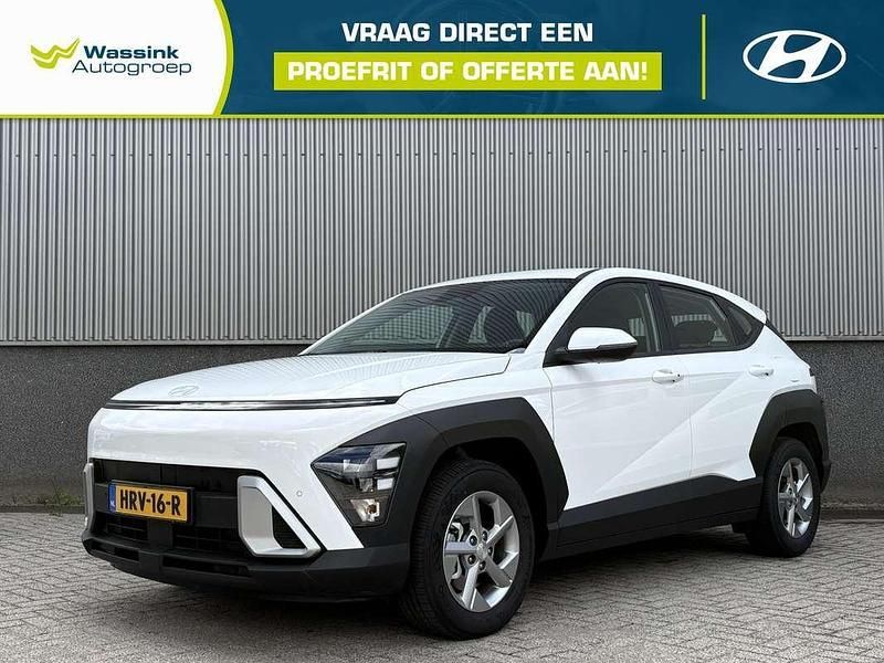 Wit Gebruikt 2024 Hyundai Kona Comfort SUV | € 31.390 (Eerlijke prijs) - Afbeelding 1/4