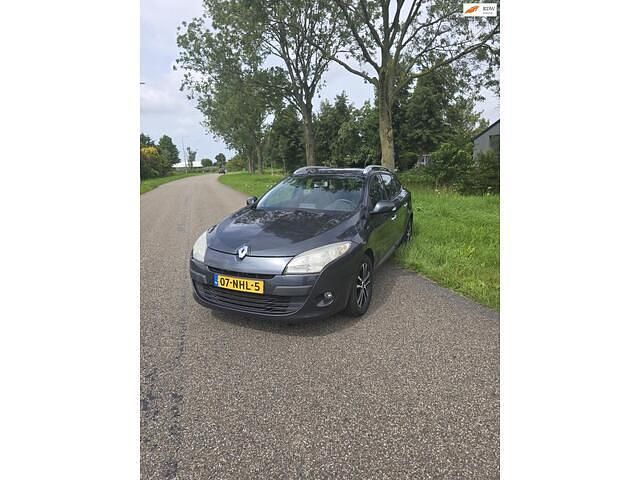 Grijs Gebruikt 2010 Renault Mégane GrandTour Dynamique Stationwagen | € 3.150 (Eerlijke prijs) - Afbeelding 1/4