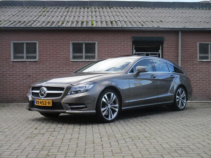 Grijs (metallic) Gebruikt 2013 Mercedes CLS350 Shooting Brake Stationwagen | € 17.800 - Afbeelding 1/4