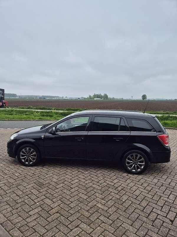 Zwart Gebruikt 2010 Opel Astra Cosmo Stationwagen | € 3.500 (Eerlijke prijs) - Afbeelding 1/4