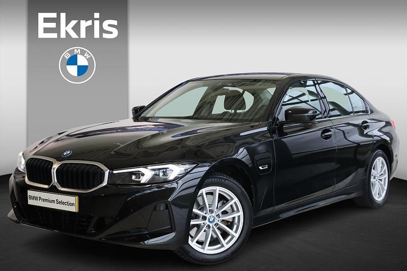 Zwart Gebruikt 2023 BMW 320e Comfort Edition Sedan | € 35.900 (Super prijs) - Afbeelding 1/4