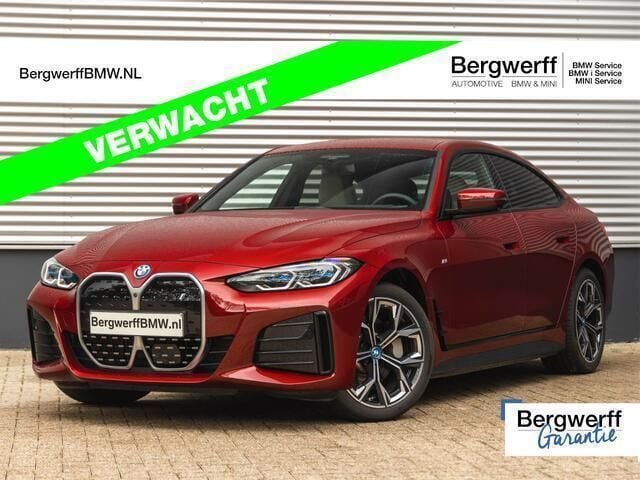 Rood, metallic lak Gebruikt 2022 BMW i4 M Sport Sedan | € 41.875 (Goede deal) - Afbeelding 1/4
