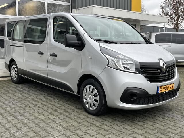 Grijs, metallic lak Gebruikt 2018 Renault Trafic Authentique Van | € 27.450 - Afbeelding 1/4