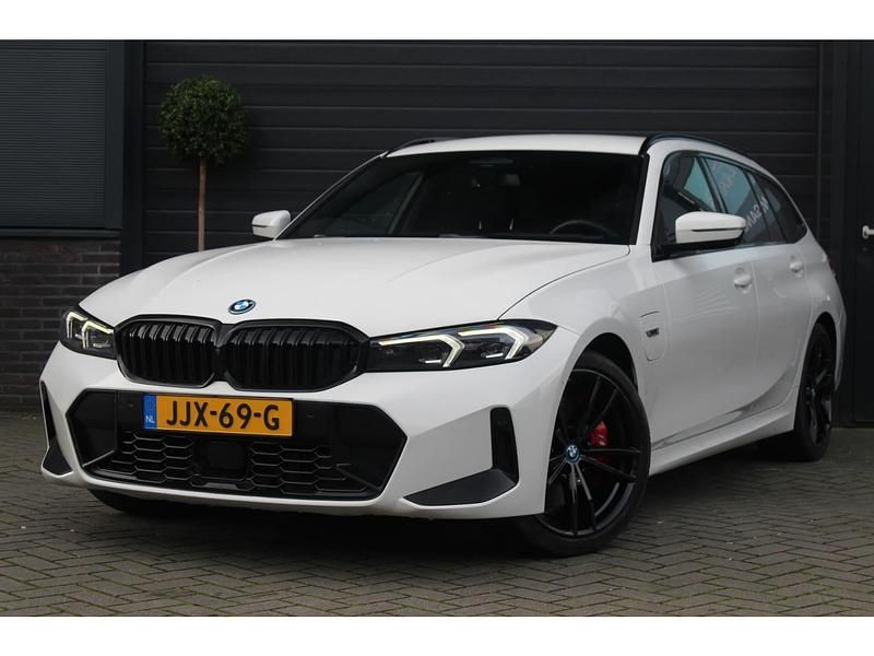Wit Occasion 2023 BMW 320 M Sport Stationwagen | € 35.995 (Eerlijke prijs) - Afbeelding 1/4