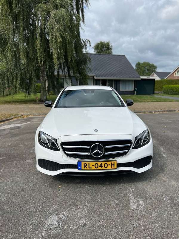 Wit Gebruikt 2017 Mercedes E220 AMG Sedan | € 20.500 (Super prijs) - Afbeelding 1/4