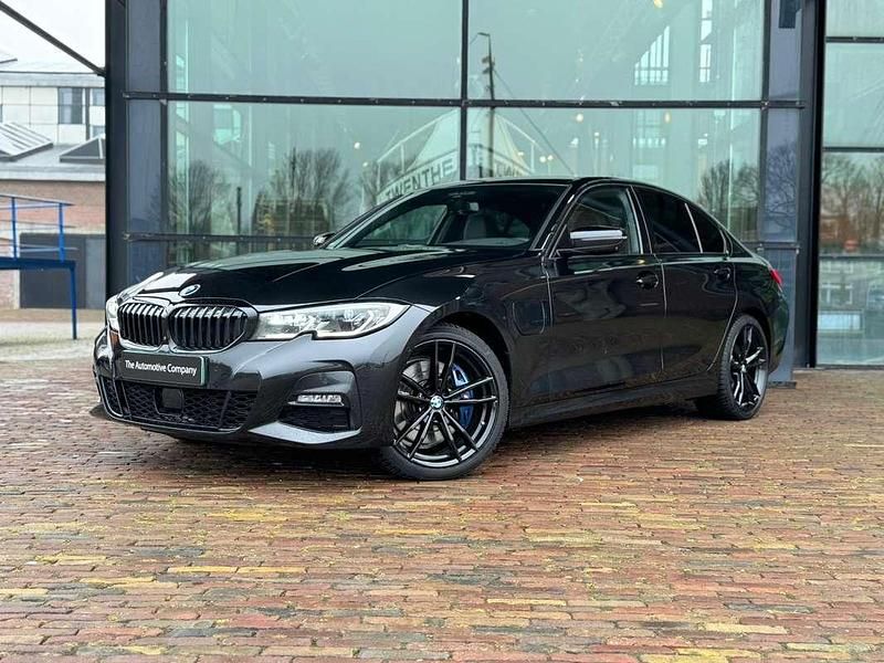Zwart Occasion 2025 BMW 330e M Sport Sedan | € 34.999 - Afbeelding 1/4