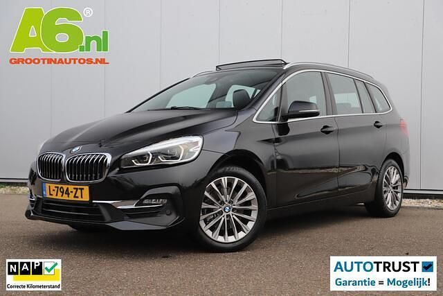 Saphirschwarz metallic (zwart metallic) Gebruikt 2021 BMW 218 Executive Stationwagen | € 24.900 (Eerlijke prijs) - Afbeelding 1/4